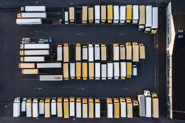 Αεροφωτογραφία Των Κίτρινων Και Λευκών Φορτηγών Εικόνα Αρχείου