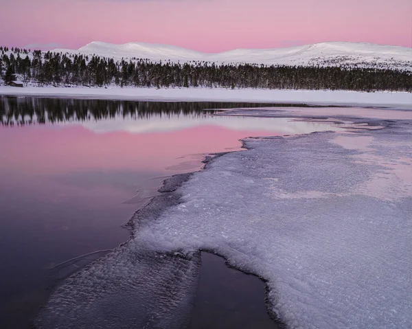 Una Tranquila Escena Invernal Que Refleja Lago Gorvelsojn Rodeado Tierra —  Fotos de Stock