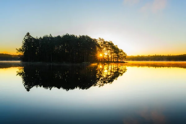 Lac Serein Reflétant Ciel Matinal Tranquille Recouvert Par Une Brume — Photo