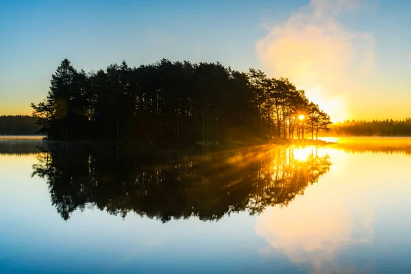 Magnifique Lever Soleil Peignant Son Reflet Sur Lac Calme Entouré — Photo