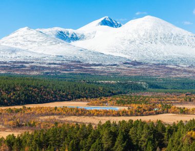 Norveç 'teki Rondane Ulusal Parkı' nda karla kaplı dağlar