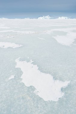Donmuş denizdeki buz oluşumları