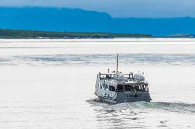 AKKAJAURE, SWEDEN - 4 AĞUSTOS 2015: Sakin göldeki turist botu