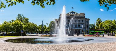 Göteborg Parkı 'nın geniş panoramik alanı ikonik su çeşmesini ve bereketli yeşil ağaçları yaz gökyüzüne karşı sergiliyor. Güzel bir seyahat yeri.!