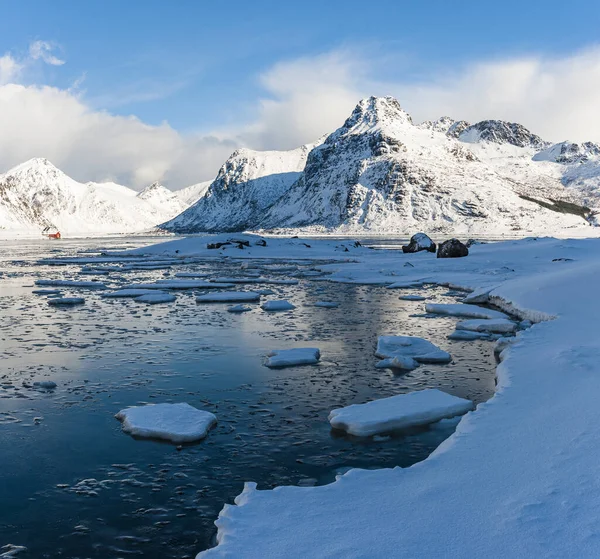 ノルウェー ロフトテンの劇的な山の風景の冬の風景 — ストック写真