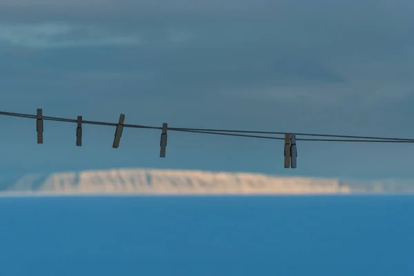 Grönland Grönland Dağ Manzarasının Önündeki Çamaşır Ipinde Askılar — Stok fotoğraf