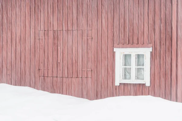 红木房子前面的降雪 — 图库照片