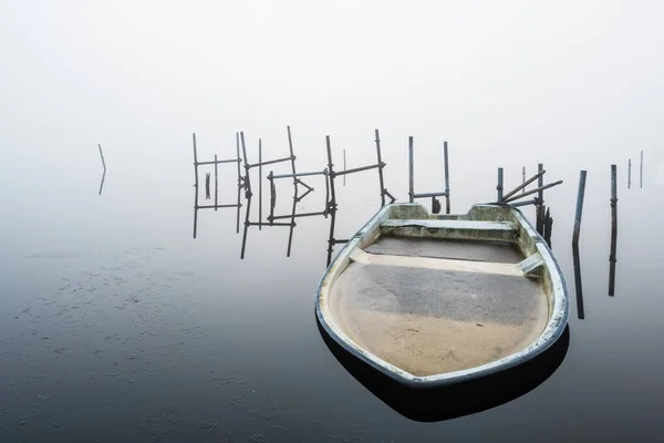Barco Lleno Hielo Lago Brumoso —  Fotos de Stock