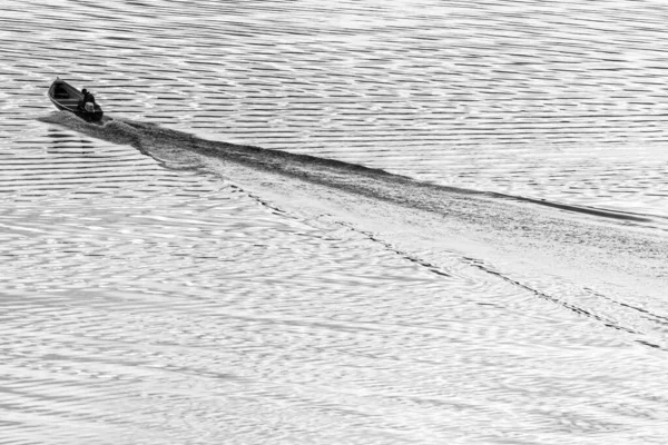 湖のモーターボートの男 — ストック写真