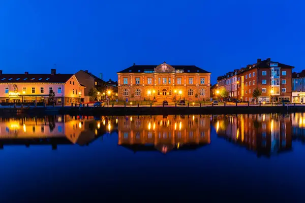Vanersborg Suecia Julio 2015 Reflexión Los Edificios Por Noche — Foto de Stock