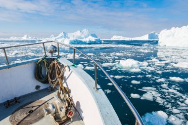 Ilulissat fiyordunda buzdağlarıyla turist gemisi