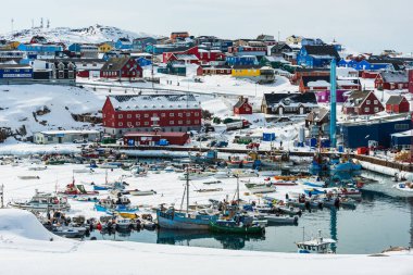Ilulissat 'ın Grönland bölgesinde balıkçı tekneleri.
