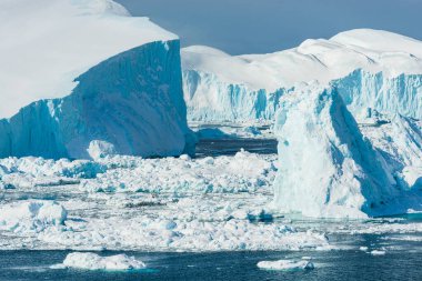 Ilulissat 'taki buzdağları, Grönland' daki buzul fiyortları.