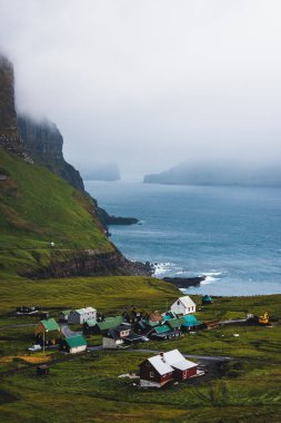 Yeşil tepenin eteğindeki evler, Faroe Adaları