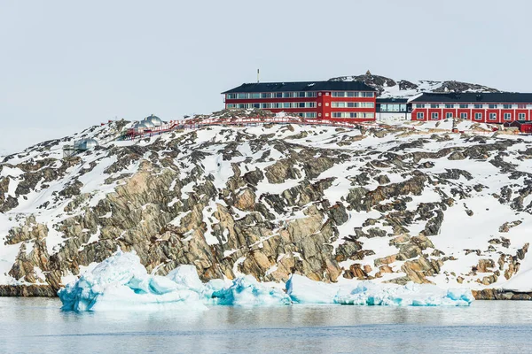 Ilulissat是格陵兰西部的一个沿海城镇 它以Ilulissat Icefjord和巨大的冰山而闻名 — 图库照片
