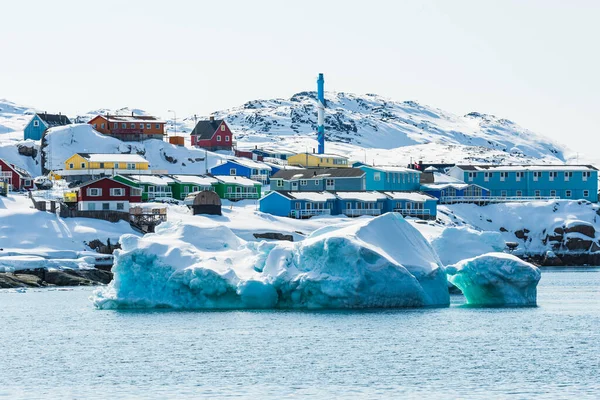 Ilulissat是格陵兰西部的一个沿海城镇 它以Ilulissat Icefjord和巨大的冰山而闻名 — 图库照片