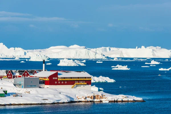 Κτίρια Στο Χωριό Ilulissat Εκτός Από Φιόρδ Πλωτά Παγόβουνα — Φωτογραφία Αρχείου