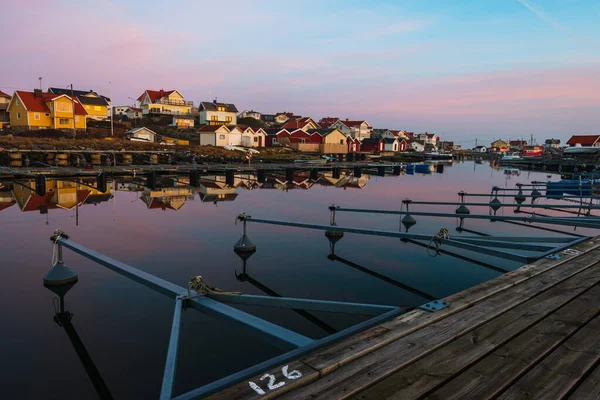 Colourful Houses Reflected Still Sea — Stock Photo, Image