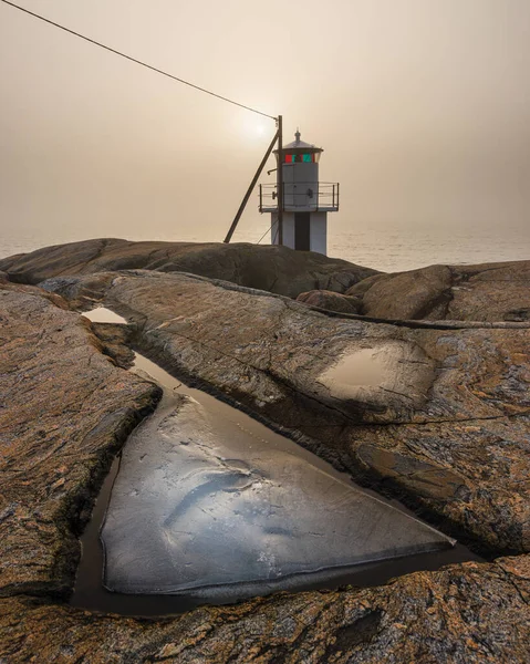 Sisli Bir Arazide Uçurumdaki Deniz Feneri — Stok fotoğraf