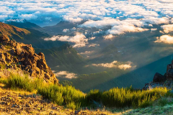 Vacker Bergslandskap Ovanför Molnen — Stockfoto