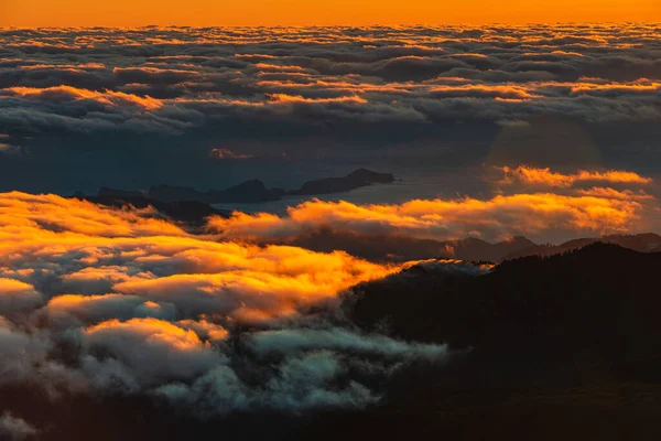 Gün Doğumunda Bulutlar Yamaçlar — Stok fotoğraf
