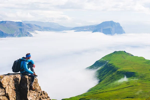 Caminhante Sentado Penhasco Mykines Ilhas Faroé — Fotografia de Stock