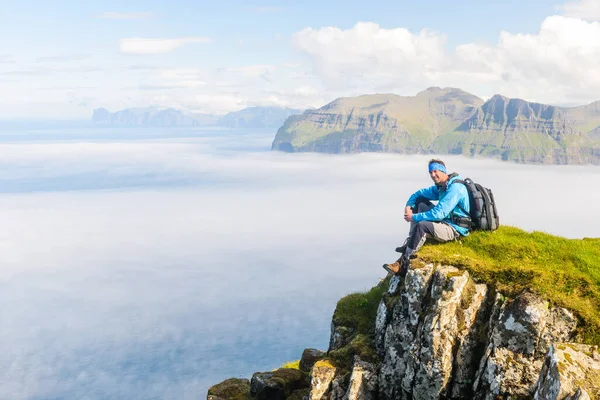 Caminhante Sentado Com Vista Mykines Ilhas Faroé — Fotografia de Stock