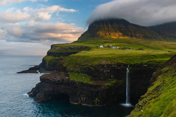 Gsadalur, Faroe Adaları 'ndaki Vagar' ın batı yakasında, Mykines üzerinde manzarası var..