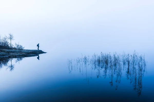 Osamělý Turista Obdivuje Krásu Přírody Odrážející Klidném Jezeře Obklopeném Mlhavou — Stock fotografie
