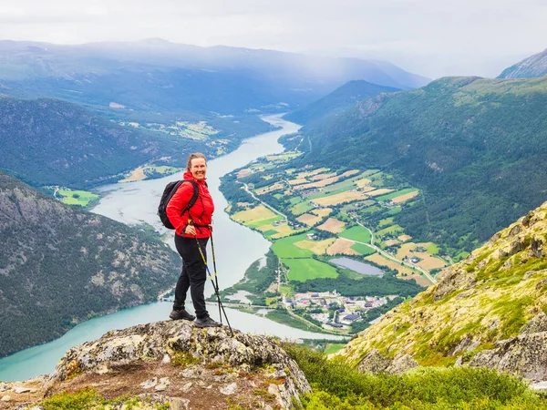 Uma Mulher Ativa Fica Topo Uma Cordilheira Noruega Tomando Beleza — Fotografia de Stock