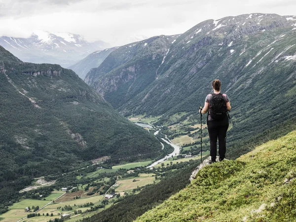 Uma Mulher Fica Topo Cume Tranquilo Noruega Imersa Beleza Natureza — Fotografia de Stock