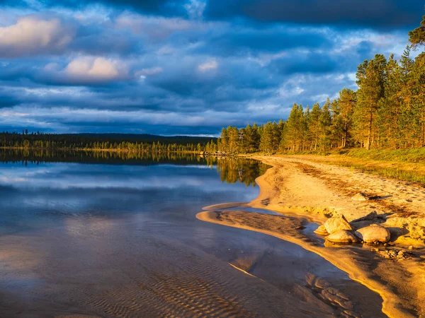 Ett Kvällslandskap Vid Sjön Femunden Norge Som Speglar Fridfull Sommarhimmel — Stockfoto
