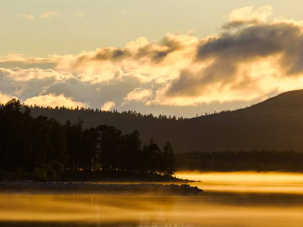 Sebuah Hati Matahari Terbenam Atas Danau Femunden Dengan Refleksi Tenang — Stok Foto
