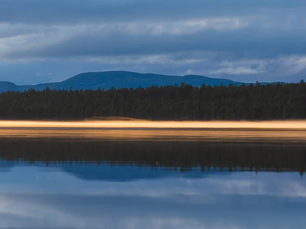 Klidný Úsvit Osvětluje Jezero Norsku Jeho Odraz Třpytí Pod Ranní — Stock fotografie
