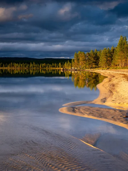 Вечерний Пейзаж Озера Фемунден Норвегии Отражающий Спокойное Летнее Небо Окруженный — стоковое фото