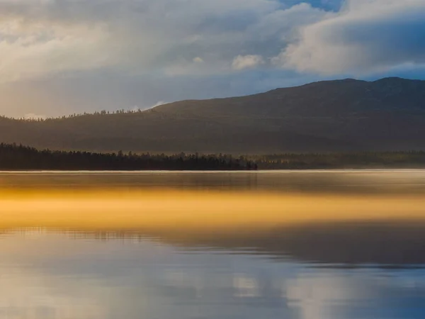 Alba Tranquilla Illumina Lago Norvegia Cui Riflesso Brilla Sotto Nebbia — Foto Stock