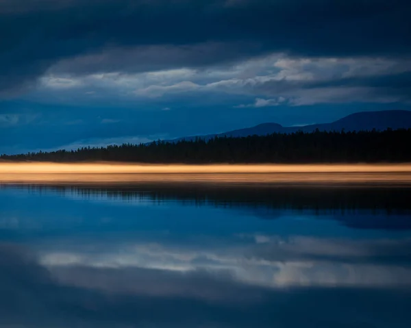Une Aube Tranquille Illumine Lac Norvège Son Reflet Scintillant Sous — Photo