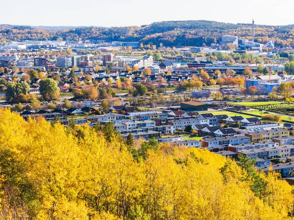 瑞典摩尔达尔社区的高角线景象令人震惊 展示了充满活力的城市景观和被建筑环绕的住宅区 — 图库照片