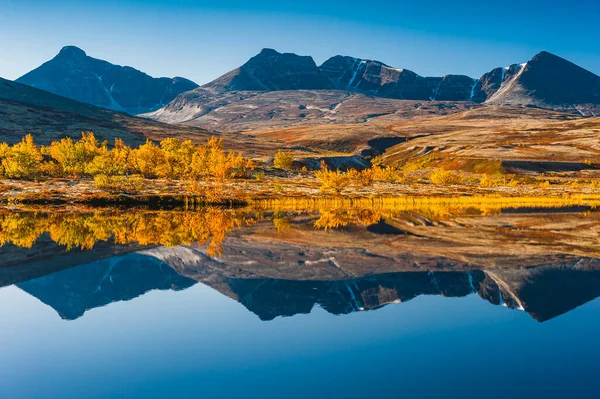 Odraz Klidného Pohoří Skleněném Povrchu Norského Jezera Maluje Podzimní Krajinu — Stock fotografie