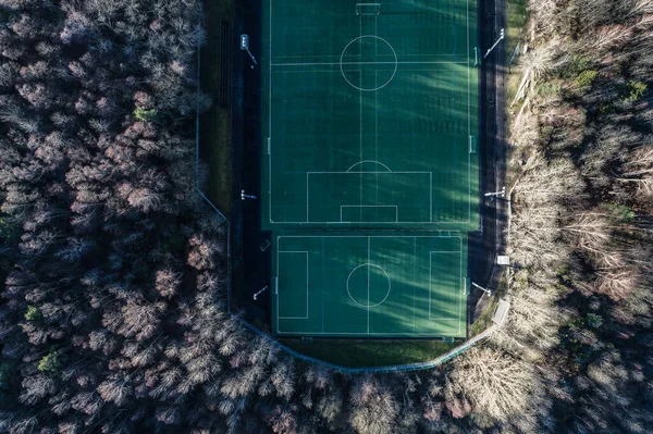 Футбольное Поле Сверху Окружено Лесом — стоковое фото