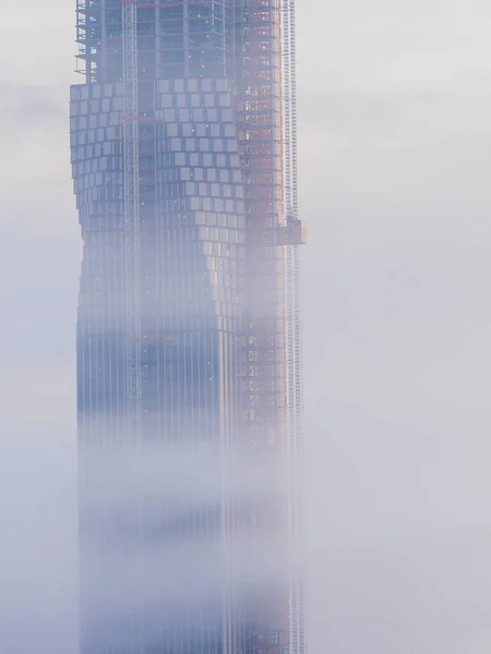 位于瑞典哥德堡的一幢尚未完工的摩天大楼在雾蒙蒙的天空中被反射了出来 在这一背景下 乌云密布 工程正在进行中 — 图库照片