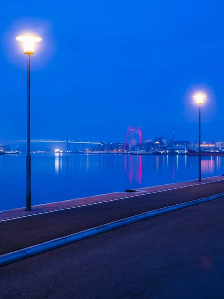 Podświetlane Lampy Przecinają Horyzont Göteborga Szwecji Zmierzchu Tworząc Refleksję Nad — Zdjęcie stockowe