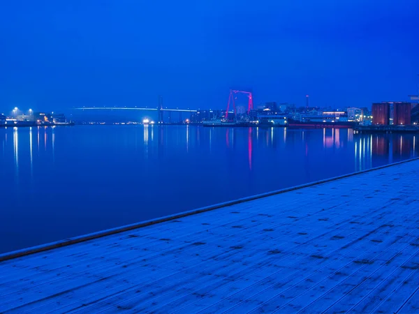 Patrząc Oświetlone Molo Rzekę Göteborgi Imponujący Pejzaż Miasta Odbija Się — Zdjęcie stockowe