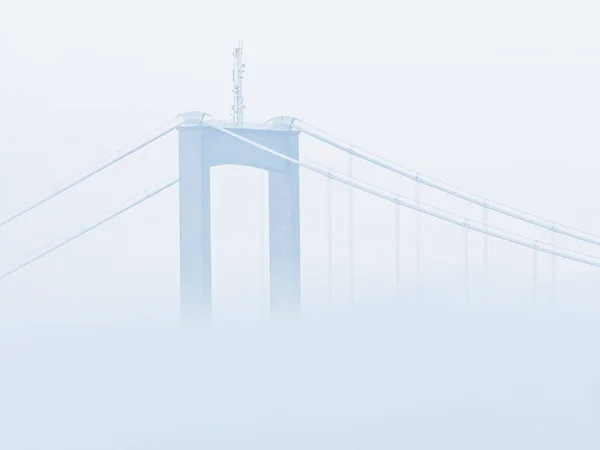 Egy Magányos Kábeles Híd Magasan Áll Ködben Építészet Mérnöki Tudományok — Stock Fotó