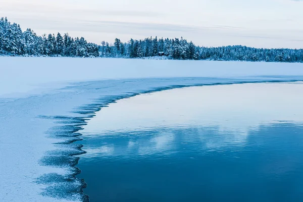 Спокойная Зимняя Сцена Спокойного Озера Окружении Заснеженных Хвойных Деревьев Отражающих — стоковое фото