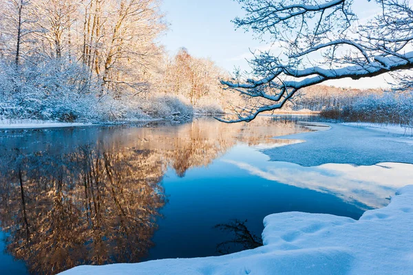 Uma Tranquila Cena Inverno Rio Congelado Refletindo Céu Azul Gelado — Fotografia de Stock