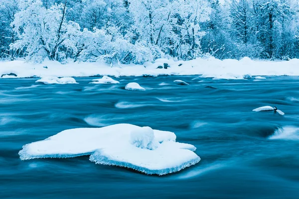 Malebný Výhled Isterfossen Norsku Zamrzlou Řekou Zasněženými Břehy Obklopenými Studenými — Stock fotografie
