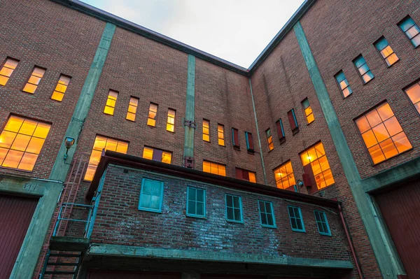 Majestic Cityscape Gothenburg Highlighted Imposing Industrial Building Its Windows Shining — Stock Photo, Image