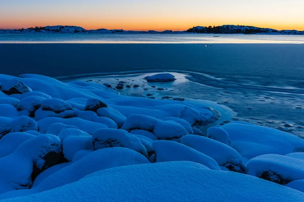 Uno Splendido Tramonto Invernale Illumina Tranquillo Mare Ghiacciato Terra Innevata — Foto Stock