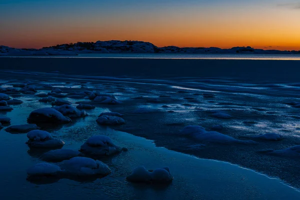 Uno Splendido Tramonto Invernale Illumina Tranquillo Mare Ghiacciato Terra Innevata — Foto Stock